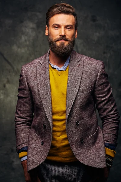 Бородатий чоловік з дуже цікавим виглядом — стокове фото