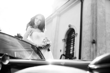 Gelinlik içinde poz veren güzel genç kadın.