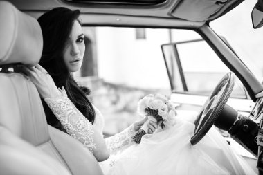 Gelinlik içinde poz veren güzel genç kadın.