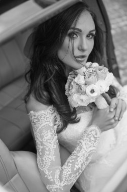 Gelinlik içinde poz veren güzel genç kadın.