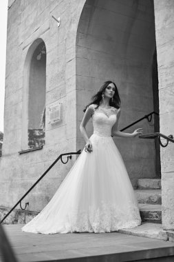 Gelinlik içinde poz veren güzel genç kadın.