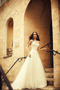 Gelinlik içinde poz veren güzel genç kadın.