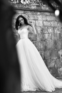 Gelinlik içinde poz veren güzel genç kadın.