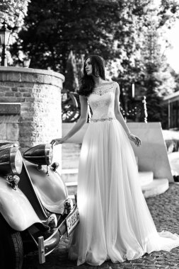 Gelinlik içinde poz veren güzel genç kadın.