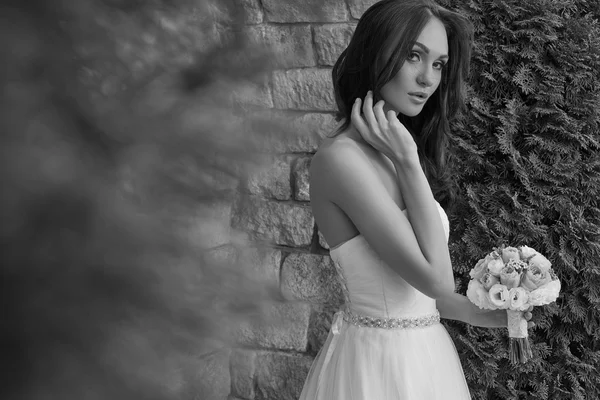 La bella giovane donna posa in un abito da sposa — Foto Stock