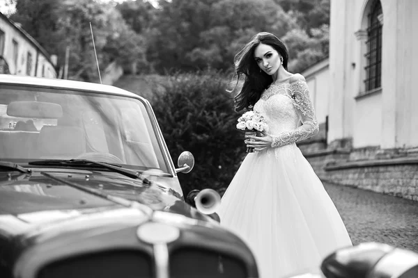 La bella giovane donna posa in un abito da sposa — Foto Stock