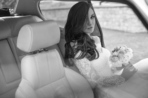 La bella giovane donna posa in un abito da sposa — Foto Stock