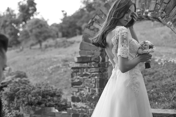 La bella giovane donna posa in un abito da sposa — Foto Stock