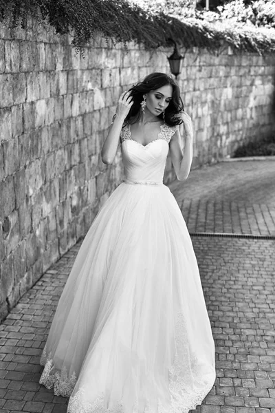 Piękna młoda kobieta pozująca w sukni ślubnej — Zdjęcie stockowe