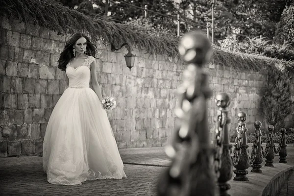 A gyönyörű fiatal nő esküvői ruhában pózol. — Stock Fotó