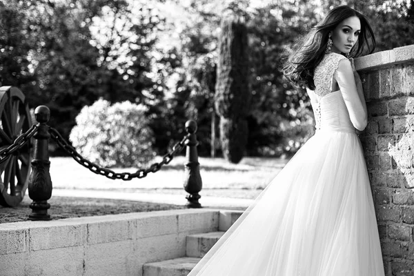 La hermosa joven posando en un vestido de novia —  Fotos de Stock