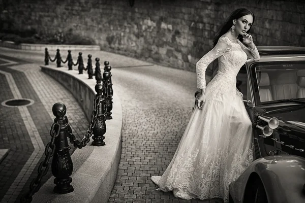 Красива молода жінка позує у весільній сукні — стокове фото
