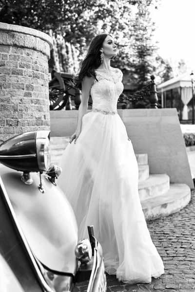 Piękna młoda kobieta pozująca w sukni ślubnej — Zdjęcie stockowe