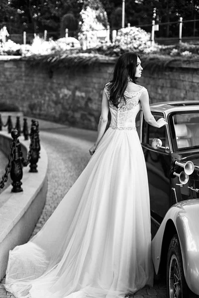 Красива молода жінка позує у весільній сукні — стокове фото