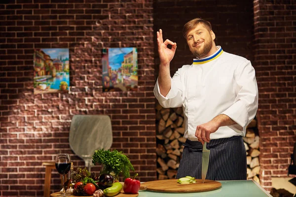 Chef está cozinhando a melhor pizza do mundo — Fotografia de Stock