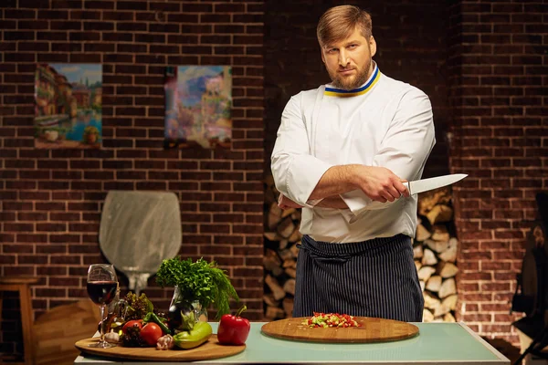 Lo chef sta cucinando la migliore pizza del mondo — Foto Stock