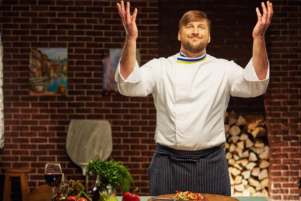 Chef está cocinando la mejor pizza del mundo — Foto de Stock