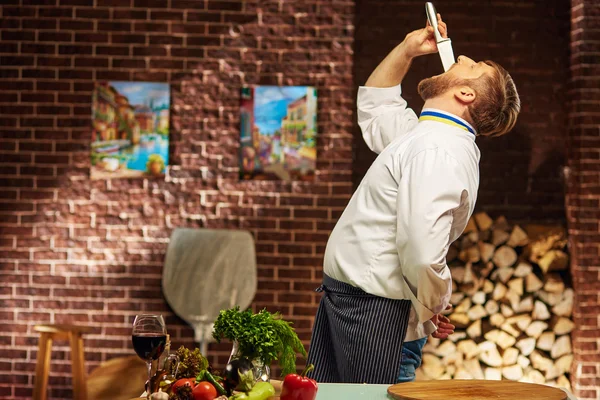 Chef está cozinhando a melhor pizza do mundo — Fotografia de Stock