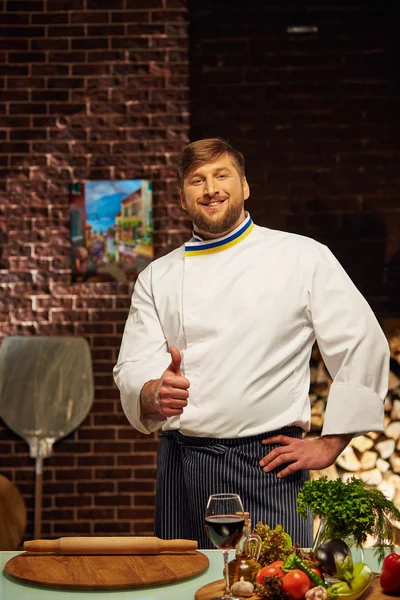 Chef is cooking the best pizza in the world — Stock Photo, Image