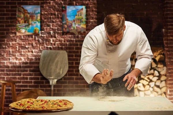 Chef está cozinhando a melhor pizza do mundo — Fotografia de Stock