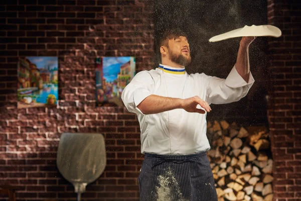 Chef is cooking the best pizza in the world — Stock Photo, Image