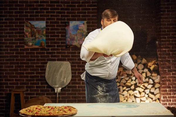 Chef está cozinhando a melhor pizza do mundo — Fotografia de Stock