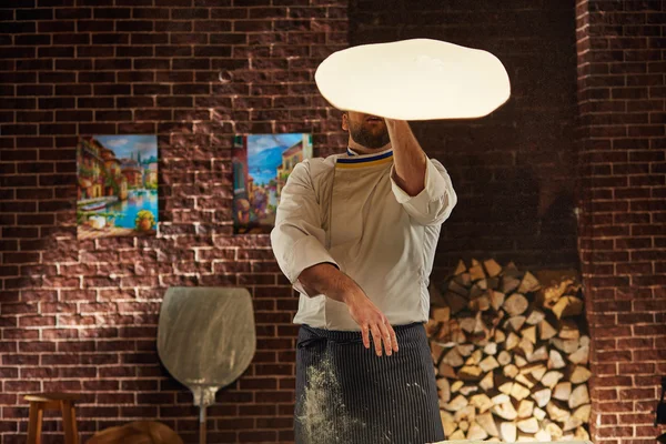 Chef is cooking the best pizza in the world — Stock Photo, Image