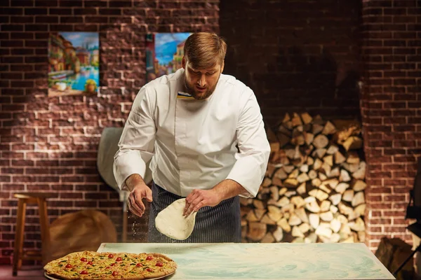 Chef está cozinhando a melhor pizza do mundo — Fotografia de Stock