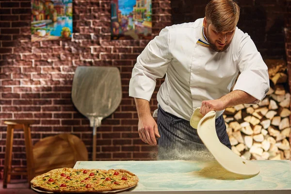Kucharz gotuje Najlepsza pizza na świecie — Zdjęcie stockowe