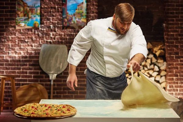 Chef está cozinhando a melhor pizza do mundo — Fotografia de Stock