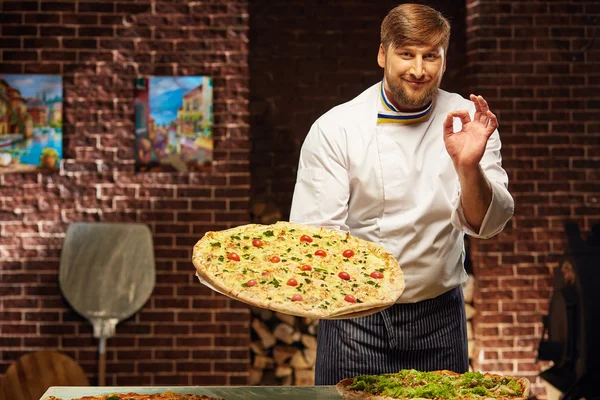 Chef is cooking the best pizza in the world — Stock Photo, Image