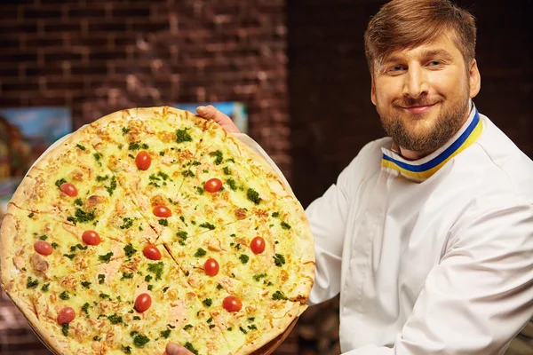 Chef está cocinando la mejor pizza del mundo — Foto de Stock