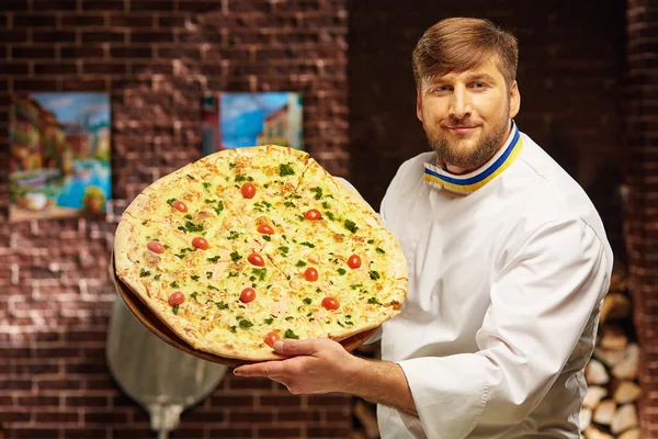 Chef está cocinando la mejor pizza del mundo — Foto de Stock