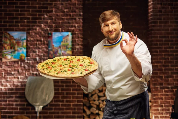 Chef está cocinando la mejor pizza del mundo — Foto de Stock