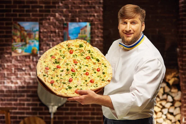 Chef está cozinhando a melhor pizza do mundo — Fotografia de Stock