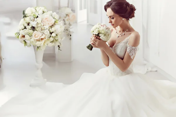 Wanita cantik berpose dalam gaun pengantin — Stok Foto