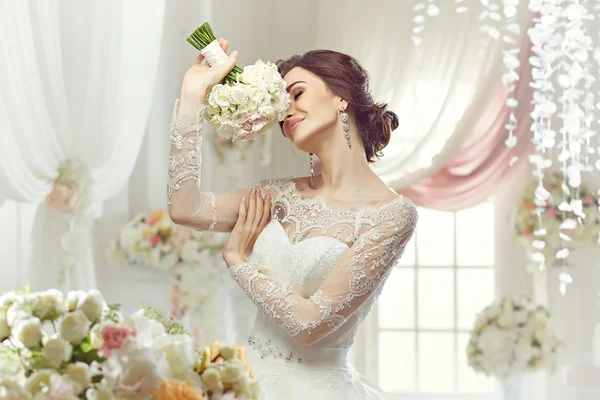 La hermosa mujer posando en un vestido de novia —  Fotos de Stock
