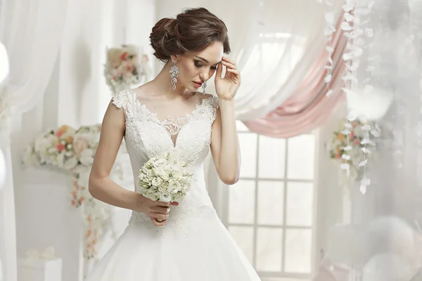 La bella donna in posa in un abito da sposa — Foto Stock