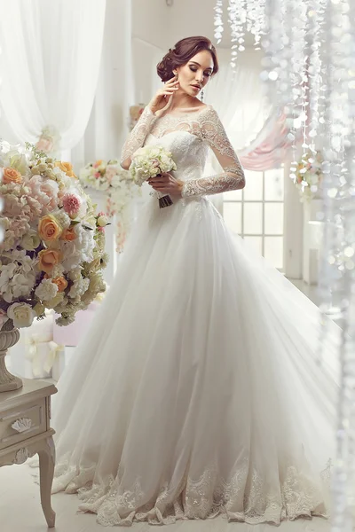 ウェディング ドレスでポーズ美しい女性 — ストック写真