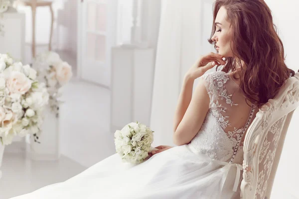 La bella donna in posa in un abito da sposa — Foto Stock