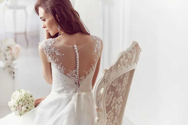 La bella donna in posa in un abito da sposa — Foto Stock