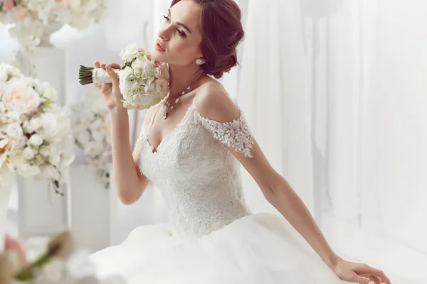 La hermosa mujer posando en un vestido de novia —  Fotos de Stock