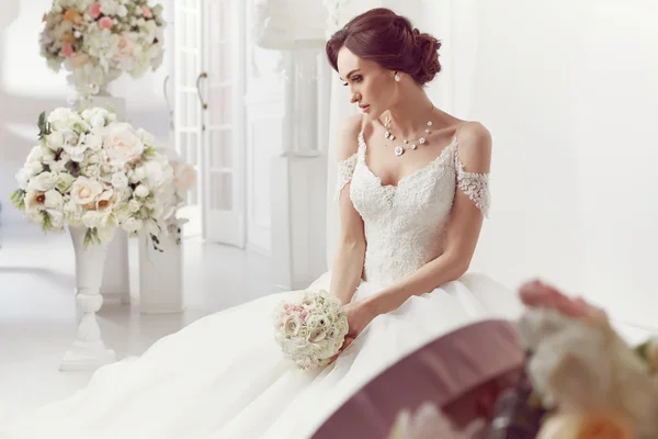 La hermosa mujer posando en un vestido de novia —  Fotos de Stock