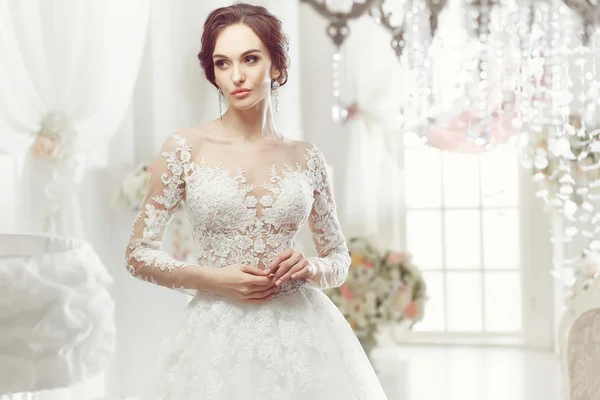 La bella donna in posa in un abito da sposa — Foto Stock