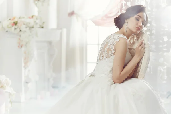 La hermosa mujer posando en un vestido de novia — Foto de Stock