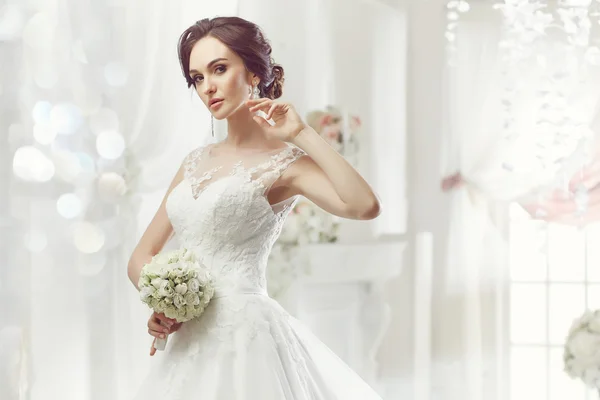 Krásná žena, pózuje ve svatebních šatech — Stock fotografie