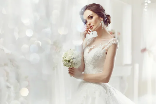 Krásná žena, pózuje ve svatebních šatech — Stock fotografie