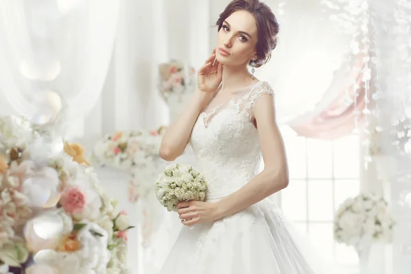 La bella donna in posa in un abito da sposa — Foto Stock