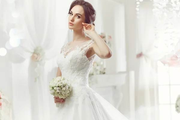 La hermosa mujer posando en un vestido de novia — Foto de Stock