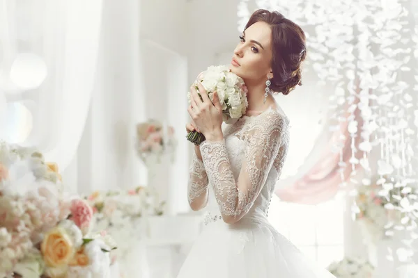The beautiful woman posing in a wedding dress — Stock Fotó